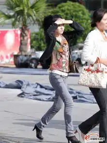 街拍卡通t恤灰色长裤美女