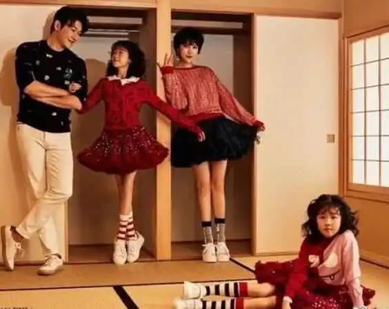 有种幸福叫做陆毅,一家四口甜蜜同框,女儿漫画腿太优越