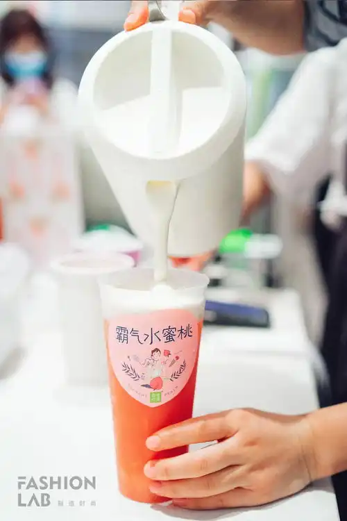 蜜桃女孩们,用奈雪的茶为这个夏天续命吧