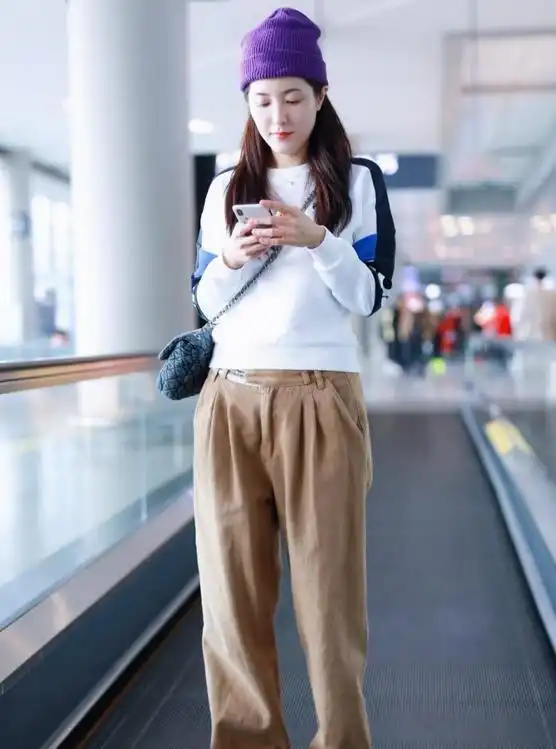 43岁的曾黎气质太好了,拼色卫衣配紫色毛线帽减龄元气,少女满满