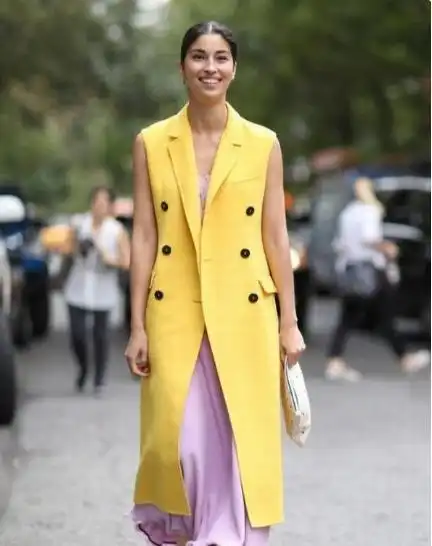 今年流行穿马甲外套,足够撑起夏天的时髦造型,打造气质酷女孩