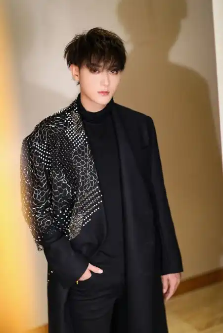 黄子韬不愧能在韩国出道,看他韩系穿搭后,终于get到他的魅力