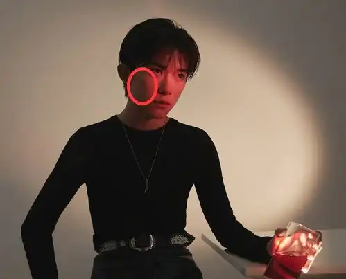 易烊千玺工作室晒精修照,有谁注意他脸上的痘印,这也太明显了