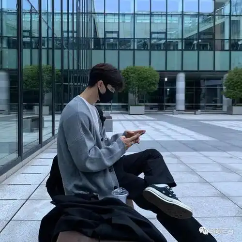 基础款也能迷人有型ins博主的春季盐系大男孩穿搭可以照搬