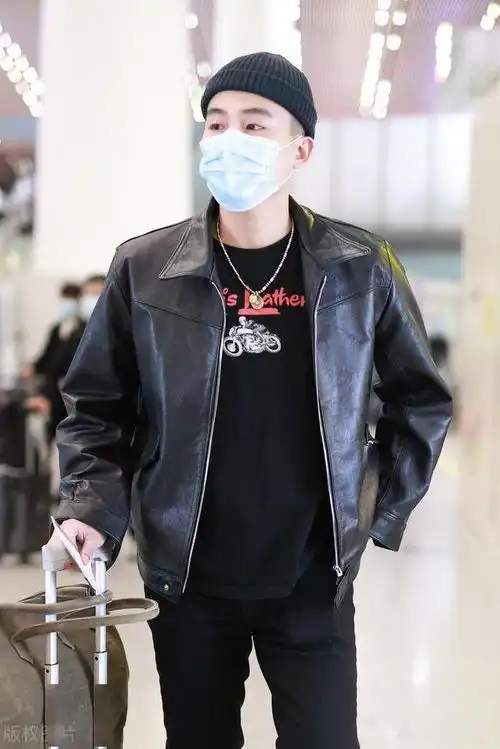 欧豪一袭黑色穿搭现身,高冷范男神略带一些可爱