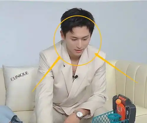 张哲瀚一身白色西装参加活动,猫系男友上线,生图下颜值简直绝杀