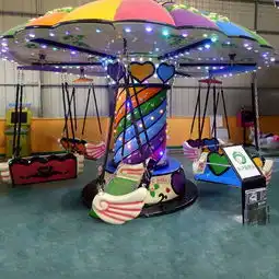 七彩小飞椅室内爆款儿童游乐设备小型飞椅旋转飞机彩虹飞椅