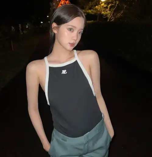 欧阳娜娜西班牙度假被偶遇,针织马甲又纯又欲,真撩人