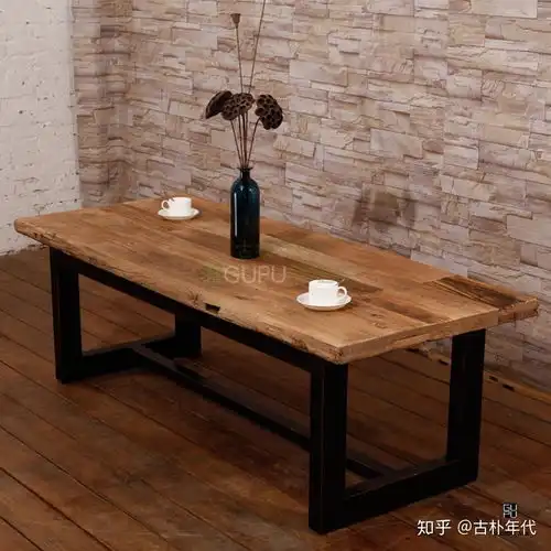 绿色沙发适合搭配什么样的地毯,地板深褐色,茶几和电视柜准备用原木白色