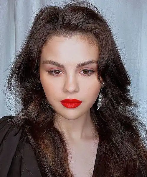 赛琳娜生图暴露真实身材胸下垂明显哪像28岁,裹4万元lv皮衣霸气