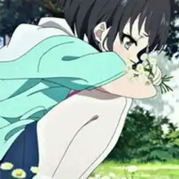 一个图片动漫的一个女孩手向上弯着好像在掩饰自己