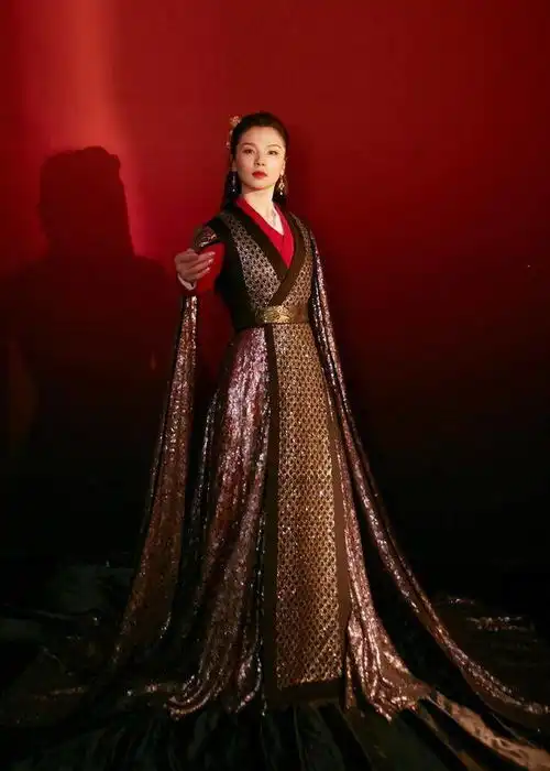 刘涛红衣古装造型上节目,飒爽英姿梦回霓凰,一展侠女风范