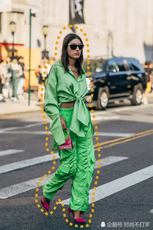 穿腻了无趣的黑白衬衫盛夏必备的彩色衬衫了解一下时髦又洋气