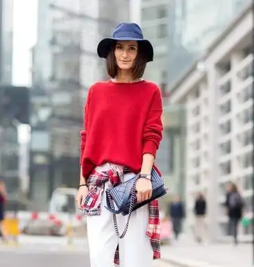 红色系的衣服选择什么颜色的包包相搭配