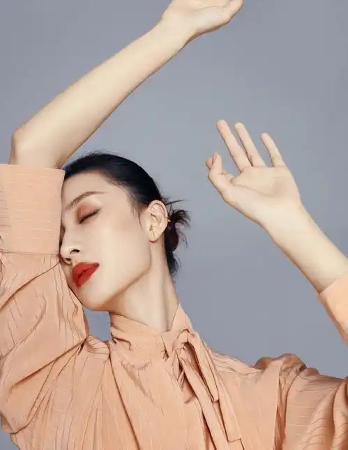 朱闪闪孙佳雨,雪纺衫配条纹裤典雅温婉,气质95后小花中少见