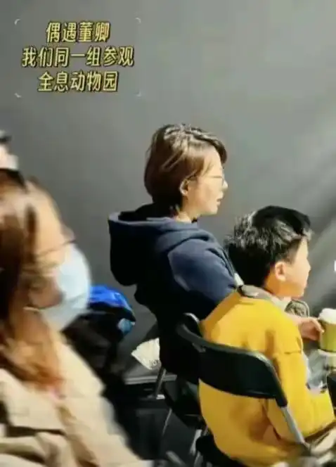 angelababy和董卿同场合现身,陪孩子参加校义卖会,她们儿子是同学