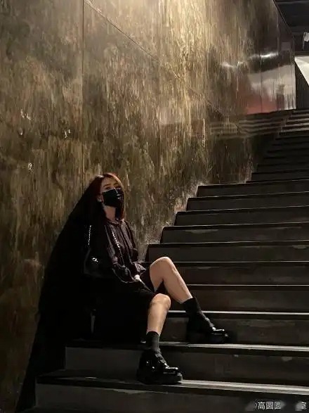 42岁高圆圆,穿小黑裙配黑色短靴照样显年轻,优雅有气质不沉闷