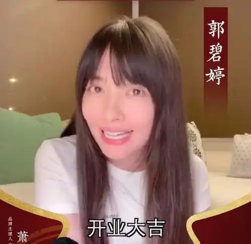 向佐一家四口罕见公开露面,向太化浓妆魅力十足,郭碧婷向佐带娃憔悴不少