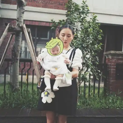 何雯娜发十八宫格晒女儿首个儿童节,小公主昏昏欲睡萌态十足