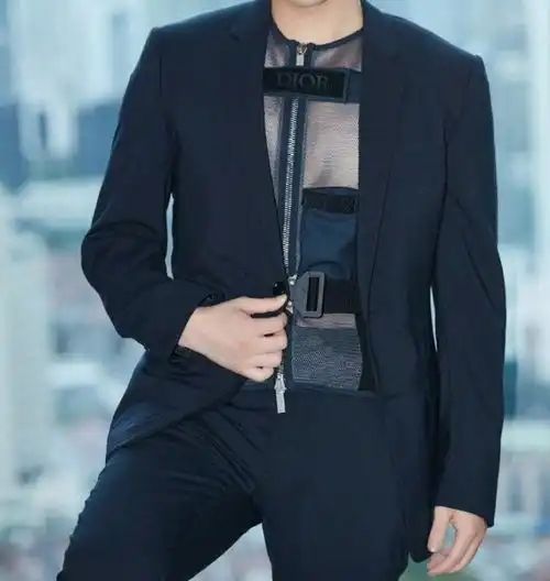 男孩子在外要保护好自己,肖战把透视衣穿成禁欲系,也太乖了吧