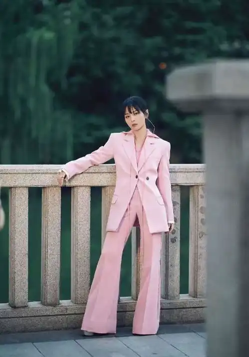 被刘翔前妻葛天惊艳,穿喇叭裤街拍身材抢眼,肉都长对了地方
