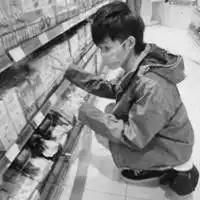 坐在田野里看着星空的黑白动漫头像