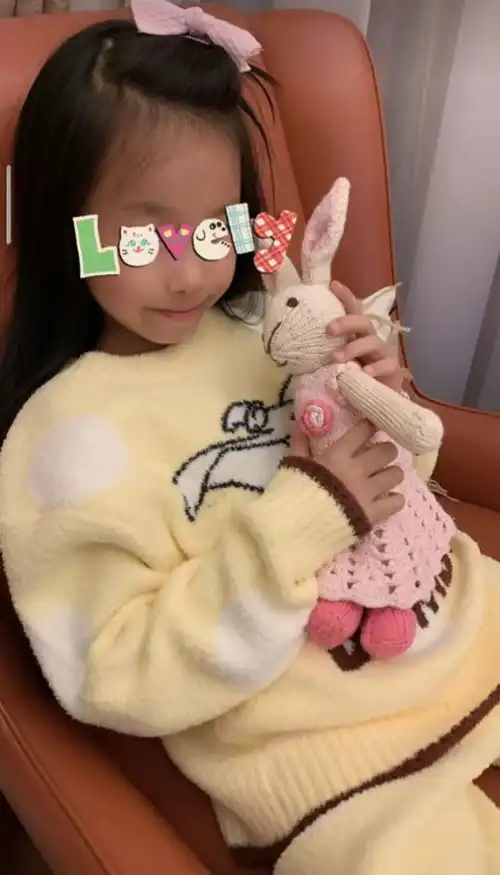伊能静晒7岁女儿近照,米粒身高优越像爸爸,梨涡浅笑越来越漂亮