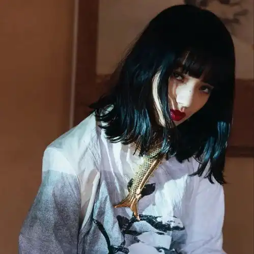 清冷女头像诗人依赖着月亮