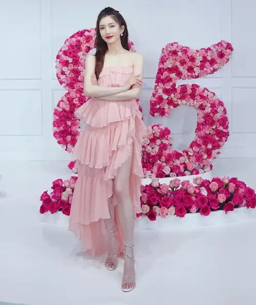 江疏影气质好仙啊一身紫色细闪纱裙清丽灵动,直角肩线条太抢镜