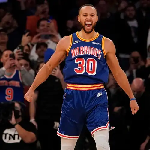 细化库里3004个三分最喜欢打快船,打雄鹿最少,对湖人进104个