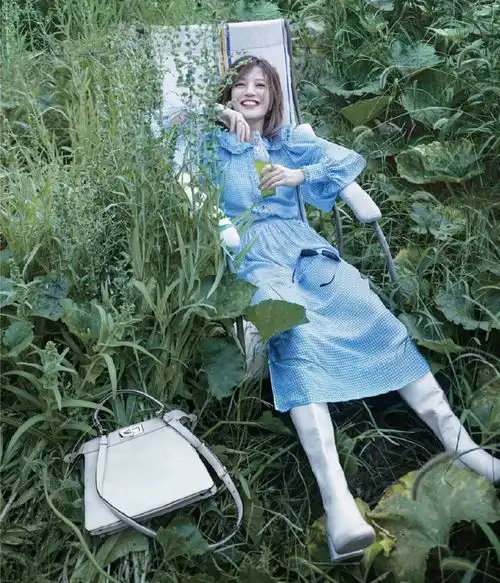 赵薇湿发杂志照曝光44岁依旧拍出少女感,网友这状态太能打