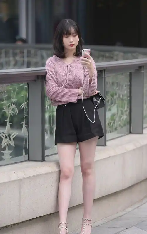 粉色针织毛衣搭配黑色短裤,追求美的人都这么搭配,不会撞衫