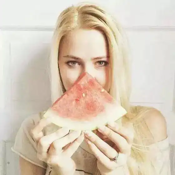 求一个头像,是拿西瓜的,有没有女生的