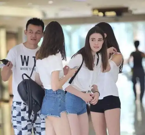 三个穿散热裤的外国女孩,考虑过旁边人的感受么目光呆萌