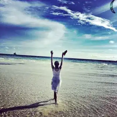 头像女面朝大海背影