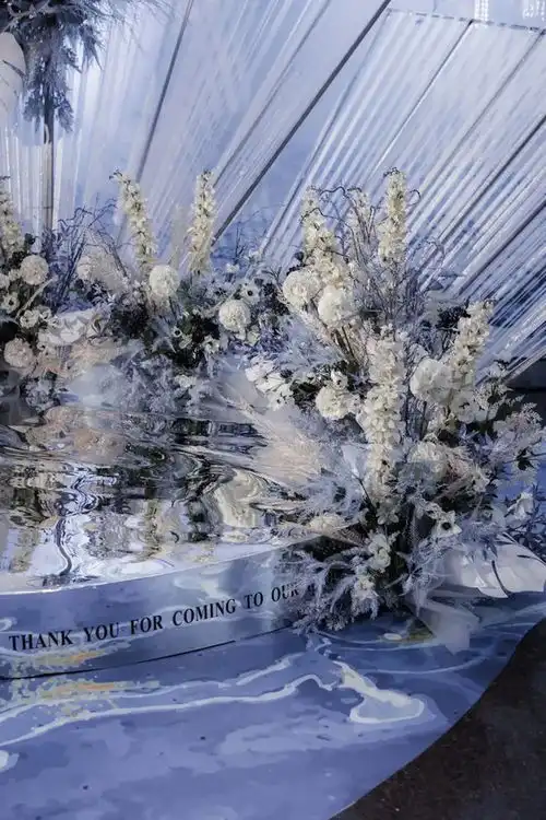用极简的线条和花艺,打造一场静谧清爽的蓝色白色系婚礼