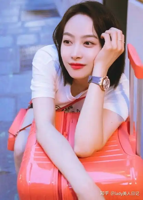 宋茜的锁骨撩到我了酥肩半露散发成熟女人味,清爽感适合夏日