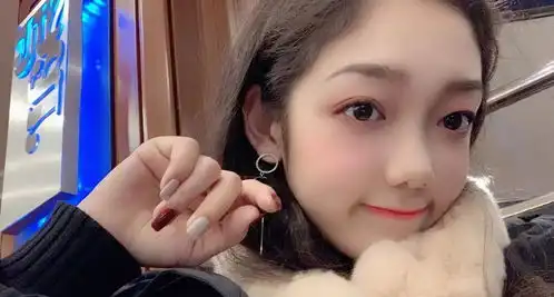 硬糖少女希林娜依高,经典红黑色系搭配,显白又有气场