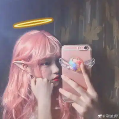 女头图片拿手机挡脸用手机挡着脸的qq女头