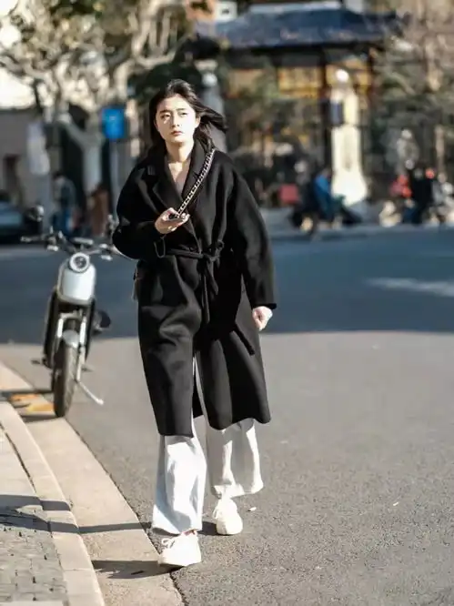 看上海街拍学黑色系穿搭,时尚高级又显气质,值得普通人借鉴