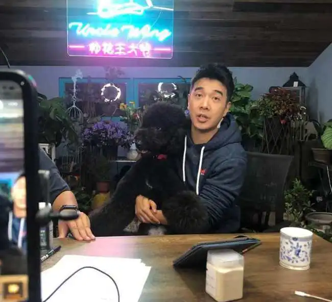 入春首日,姐姐们的梦中情人,园艺圈头部网红种花王大爷教你如何让阳台变花园