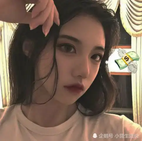 禁欲系头像女生脸上有血