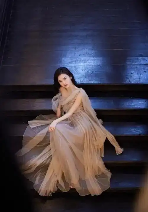 景甜和杨采钰同框,虽然都在穿礼服长裙,气质却截然不同