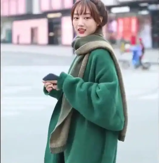逛街偶遇的小姐姐,这个绿色长款外套太好看了吧,超有气质