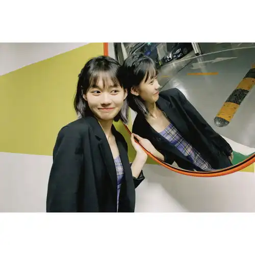 段奥娟慵懒中带点不羁的少女感