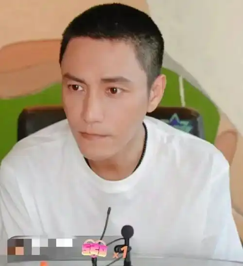 45岁陈坤素颜开直播,冻龄似鲜肉,网友直呼比19岁儿子还帅