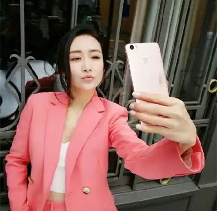 少女心王鸥穿粉色毛衣现身机场,美的我离不开眼