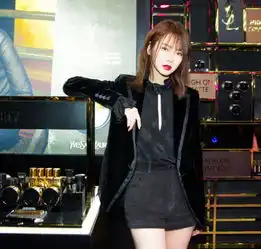 戚薇现身机场,淡蓝色大衣搭配白色的裤子,时尚感令人佩服