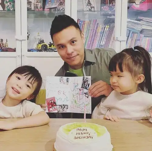 熊黛林送女儿上课,孖宝乖巧手牵手,校服曝光辟谣与方媛长女是校友