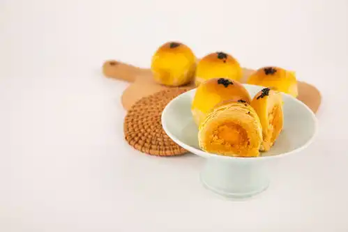 点心碟蛋黄酥糕点甜品美食摄影图摄影